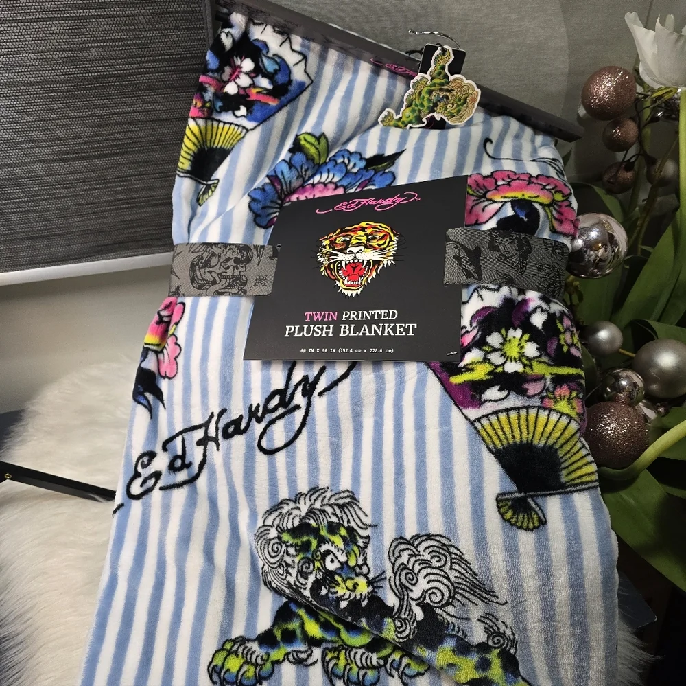 Ed Hardy Twin Printed plush blankiet 60in x 90in new